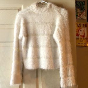 It’s a beautiful white sweater. Ready for the winter. A small size.